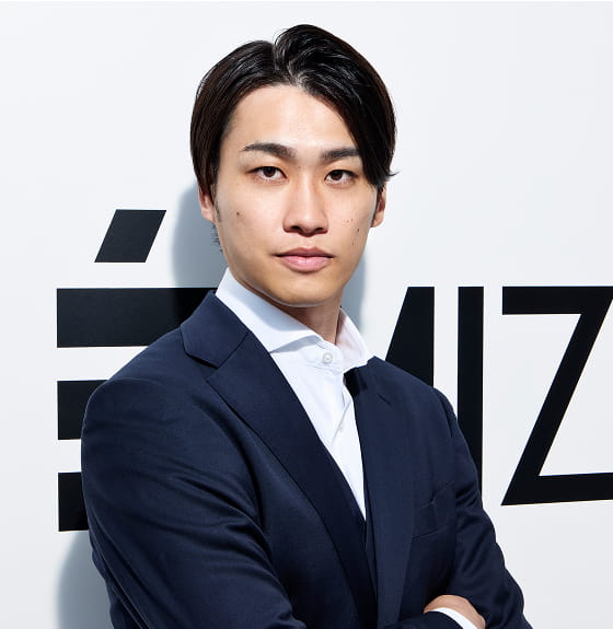 スーツを着た男性講師がカメラ目線で写っている
